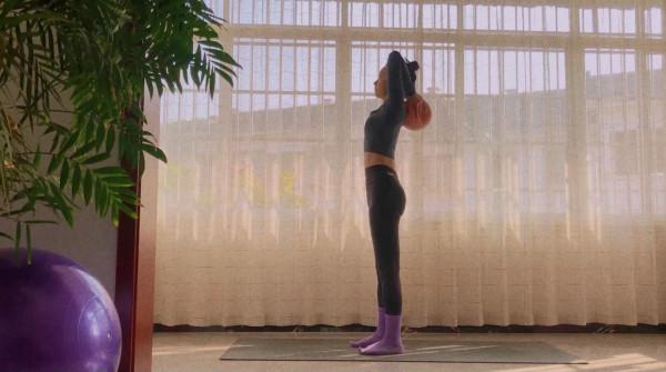 瑜伽小球可以這樣練！平衡協調瘦腰腹，全方位練習。練了你就知道