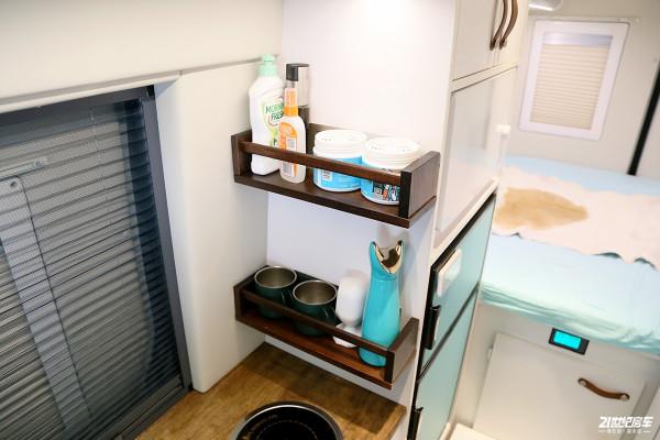 少女心配蒂芙尼藍，嫩你一臉，網紅小姐姐訂製款大通V90房車