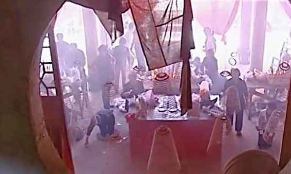 真實故事：湖南農村遇怪事，村民上山挖墳頭土，兌水服下發生奇蹟