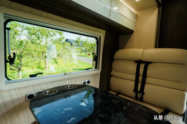 宇通新車重磅釋出：廊橋式線條，臉譜式配色，內有星空頂