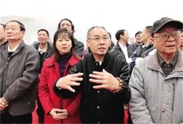 &OpenCurlyDoubleQuote;體操王子&rdquo;李寧身價百億，58歲頭髮脫落，59歲妻子仍風韻猶存