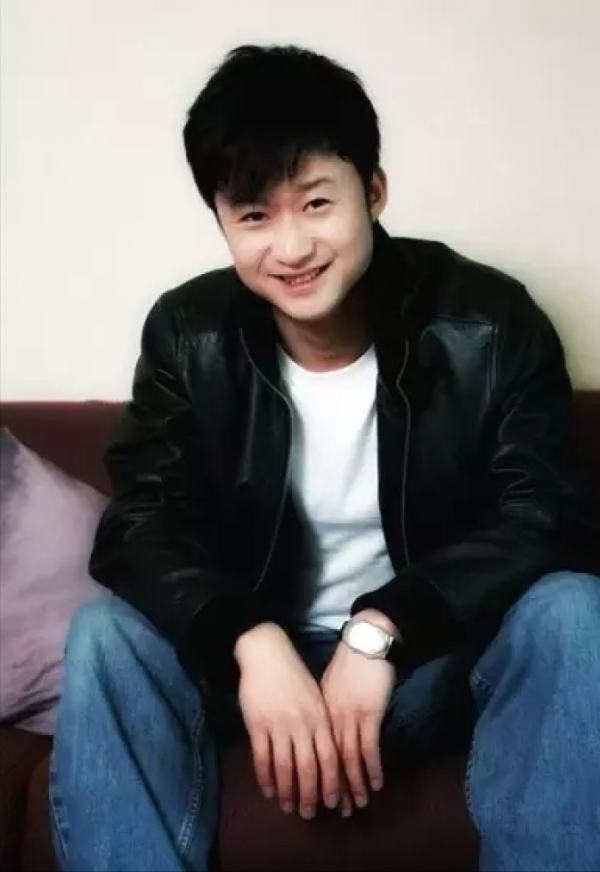 吳京200億登頂國內票房，曾嫌他賺不到500萬的初戀，如今過得咋樣