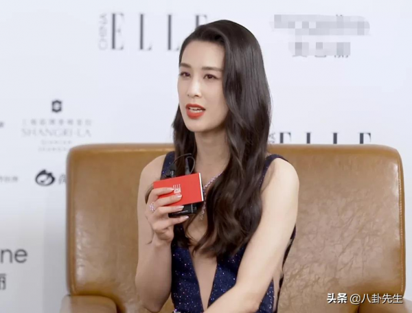 ELLE盛典：關曉彤精修前後差別大，唐嫣髮型糟糕，秦海璐大秀身材