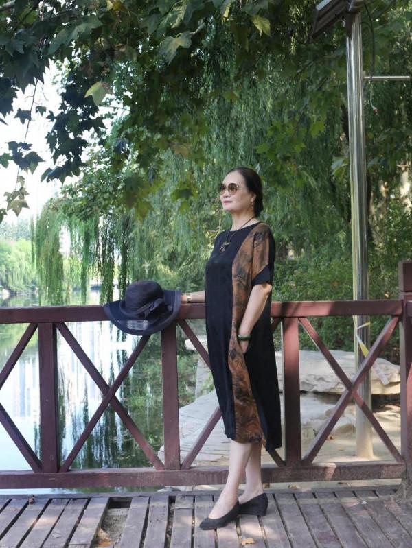 這位老年人打扮不一般，大氣時尚，還有滿滿的高階感