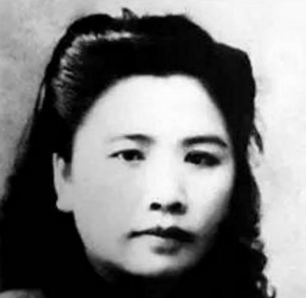 紅色女特工打入國軍內部，卻愛上了策反物件，周恩來：你們結婚吧