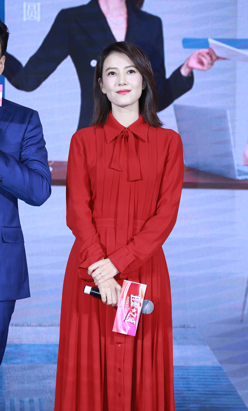 高圓圓一襲紅裙明豔動人 笑容燦爛御姐範兒十足