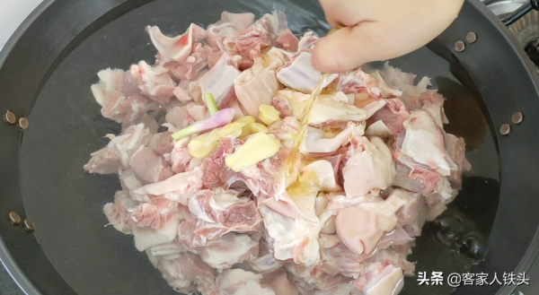 廣式羊肉煲正宗做法，掌握好關鍵一步，皮爽肉香味美，越吃越過癮