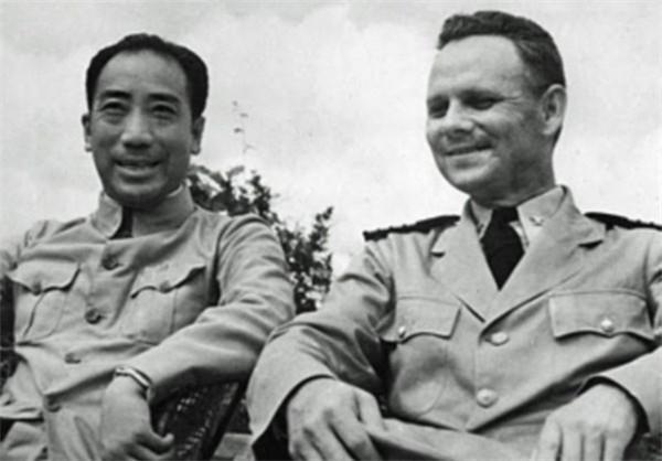 戴笠請50個漢奸吃飯，坐下後，他說：現在公開逮捕名單