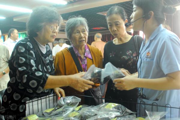 孝順兒女想知道：怎樣打退“李鬼”，向老人科普正確養生理念？