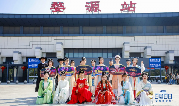 婺源高鐵站再現穿越快閃，驚豔遊客，嗨翻全場