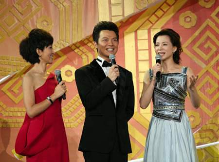 “央視一哥”任魯豫：春晚五舉話筒拯救大局，超穩控場全網誇