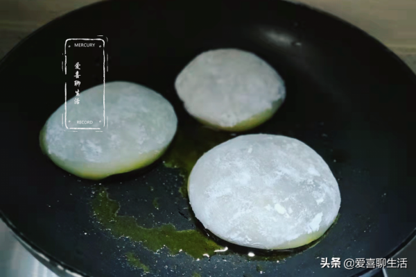 平時嘴饞就吃它，一次多做幾個存起來，吃時煎一煎，既方便還好吃