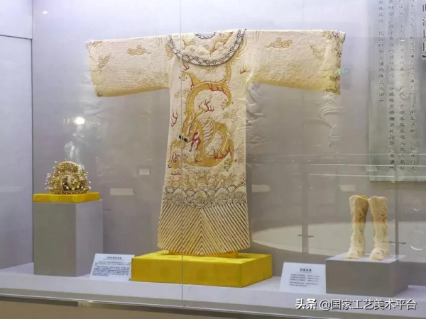 吊打西方的某V某香！工序複雜、材料珍貴，古代的龍袍才是頂級奢侈品！