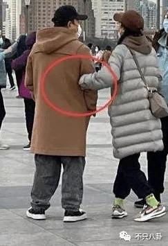 黃渤和女經紀人這個碰胳膊的動作，嚇壞大家了......