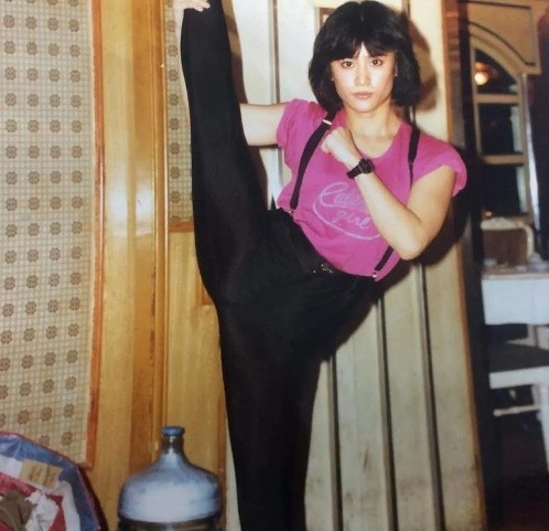 西協美智子：酷似山口百惠，靠肌肉和打戲走紅，63歲和兒子像姐弟