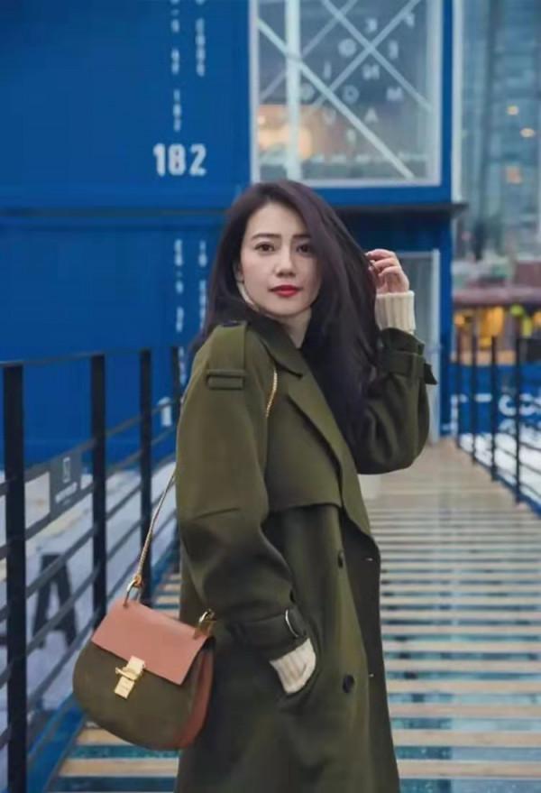 楊冪同款軍大衣時尚穿搭,高圓圓甜美,江疏影高冷,劉雯輕鬆駕馭 楊冪同款軍大衣時尚穿搭,高圓圓甜美,江疏影高冷,劉雯輕鬆駕馭