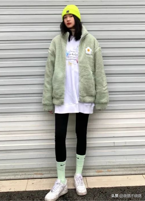 最近火了一種穿法叫：“襪子裹鯊魚褲”，保暖又顯瘦，明星都上頭