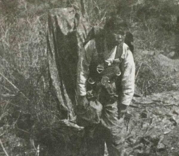 明月夜，降落傘掉入民宅。男女老少齊上陣，空降匪特插翅難飛