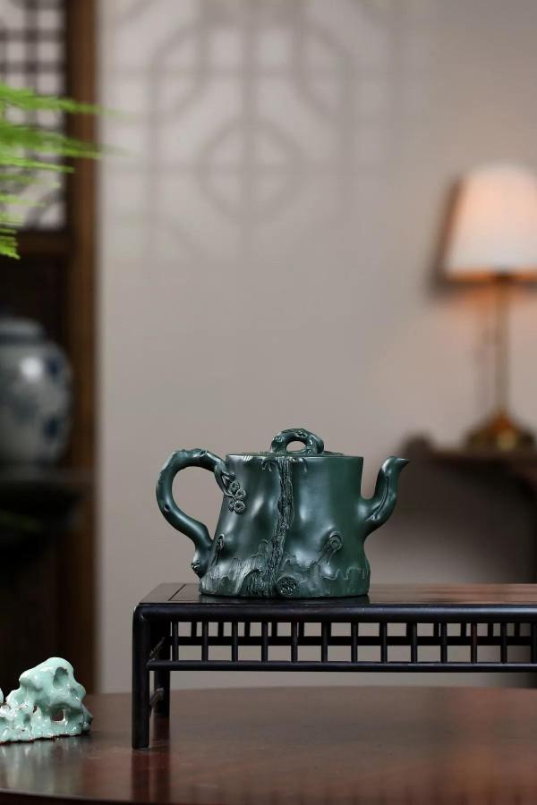 「梅樁壺」泥料：家藏原礦極品民國綠泥.300cc作者：陳順根