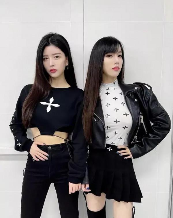 華語樂壇雙胞胎組合姐妹花，By2新加坡籍