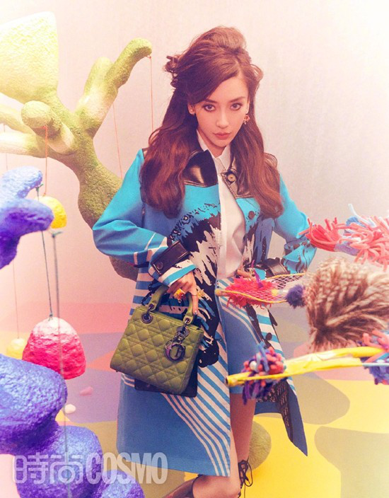 Angelababy霓虹童話大片釋出 煙燻妝少女感滿滿