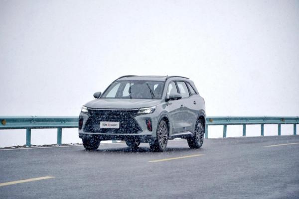 自駕川西 | 無懼暴雪、山路，與風光新580邂逅最美雪山