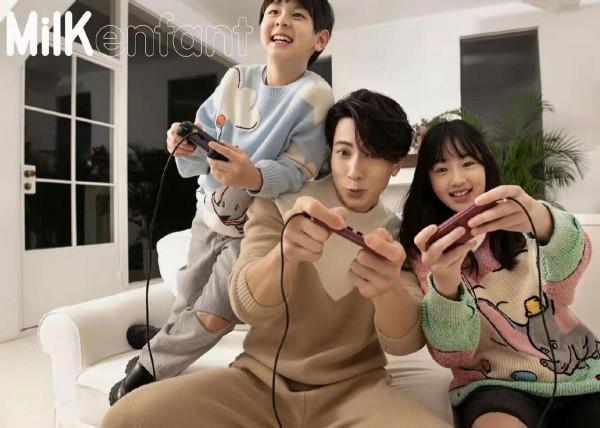 吳尊一家三口拍大片!女兒戴貝雷帽顏值逆襲成名媛,兒子比爸爸帥 吳尊一家三口拍大片!女兒戴貝雷帽顏值逆襲成名媛,兒子比爸爸帥