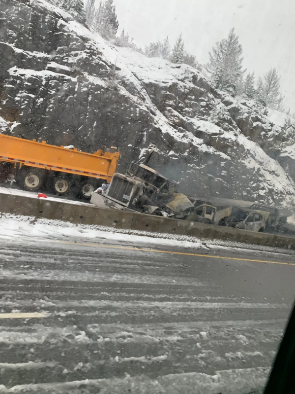 卑詩省公路多車連撞起火 6人重傷2危殆 車碎成渣 現場慘烈 緊急封路 卑詩省公路多車連撞起火 6人重傷2危殆 車碎成渣 現場慘烈 緊急封路