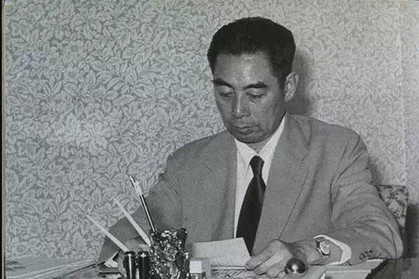 1976年周總理逝世後，鄧小平含淚下達三道命令，葉劍英：立即執行