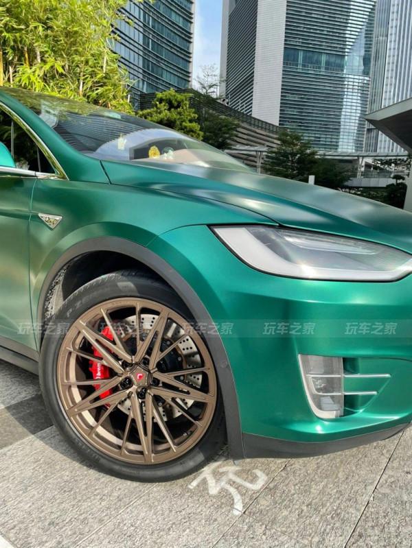 特斯拉Model X改裝21寸輪轂輪胎 升級Brembo剎車