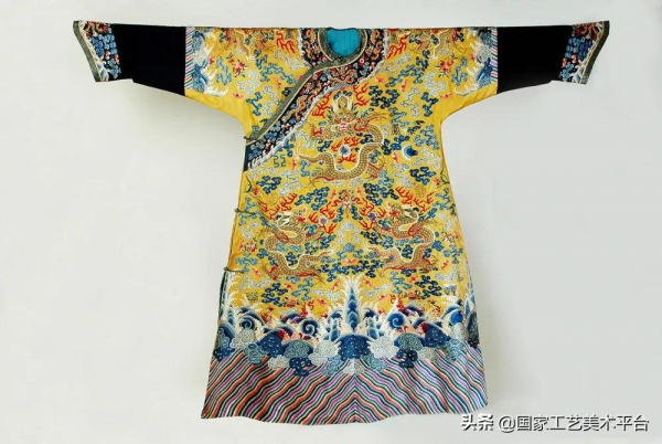 吊打西方的某V某香！工序複雜、材料珍貴，古代的龍袍才是頂級奢侈品！