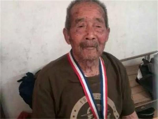 2020年，河南老兵慶祝114歲大壽，拒絕慰問金：八路軍不愛財