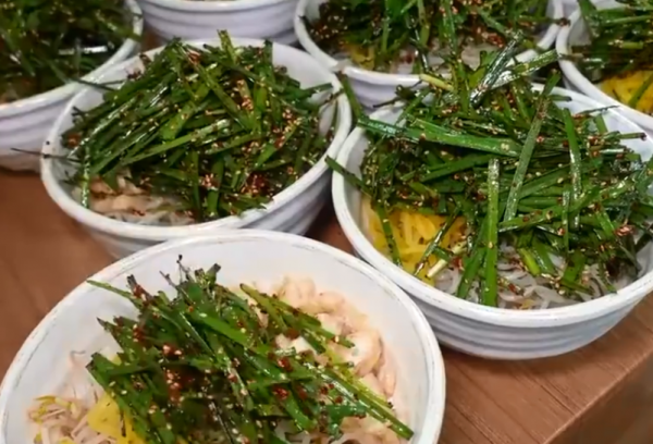 廣西大姐把不值錢的韭菜做成拌麵，20元一碗沒有肉，賺得盆滿缽滿