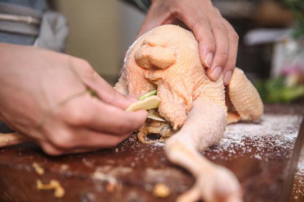 1只雞放進電飯鍋，不加一滴油和水，軟爛脫骨，比廣東烤雞還好吃