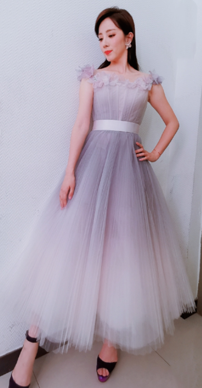 李思思氣質高貴淡雅，一襲灰色漸變裙演繹東方韻味，美得不像話