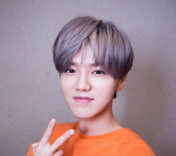 同是明星情侶，王菲謝霆鋒同臺似路人，鹿晗關曉彤卻甜到發齁