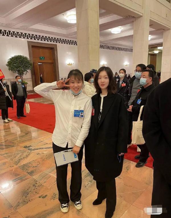 文代會閉幕，章子怡不扎堆卻被央視名嘴索簽名，周冬雨被眾星追捧