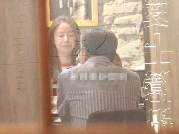 林心如霍建華高調秀恩愛！穿休閒裝參加聚會，再次大爆火氣質好