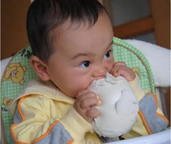 3歲兒子吃饅頭卡喉，媽媽的“兩個果斷”救了娃，醫生稱讚做得對