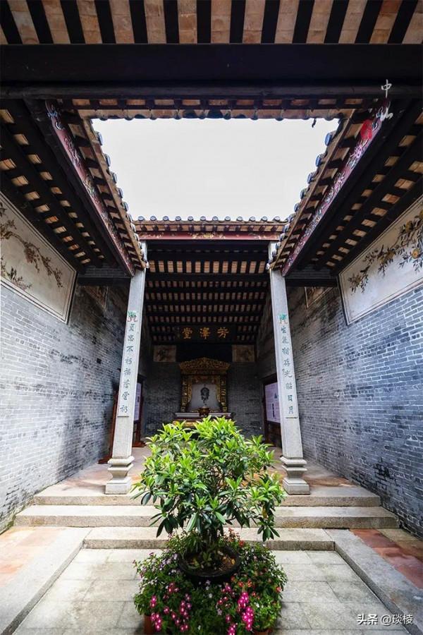 廣東第一大姓氏，有一座中山最大宗祠，匾額上皇帝卻只提了半個字