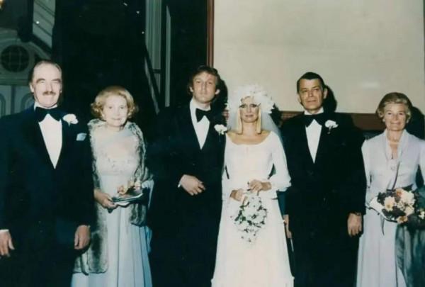 28歲伊凡娜二婚嫁特朗普,穿露肩白婚紗太驚豔,31歲特朗普也英俊 28歲伊凡娜二婚嫁特朗普,穿露肩白婚紗太驚豔,31歲特朗普也英俊