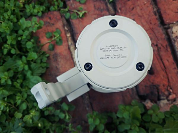 自帶風扇的漫客MK38手電很科幻，開啟照的又亮又遠又長久