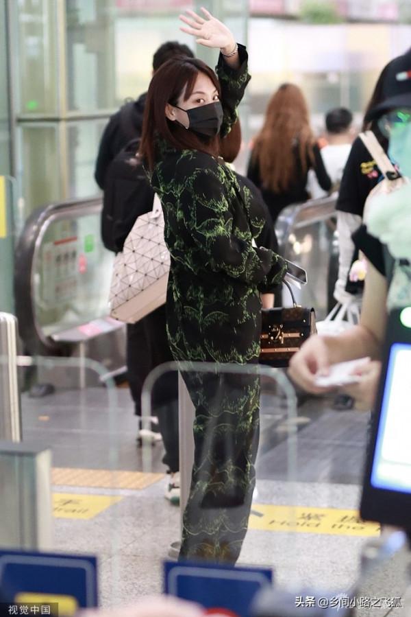 王霏霏暗黑綠西服套裝潮酷 腳踩拖鞋御姐範兒足 王霏霏暗黑綠西服套裝潮酷 腳踩拖鞋御姐範兒足