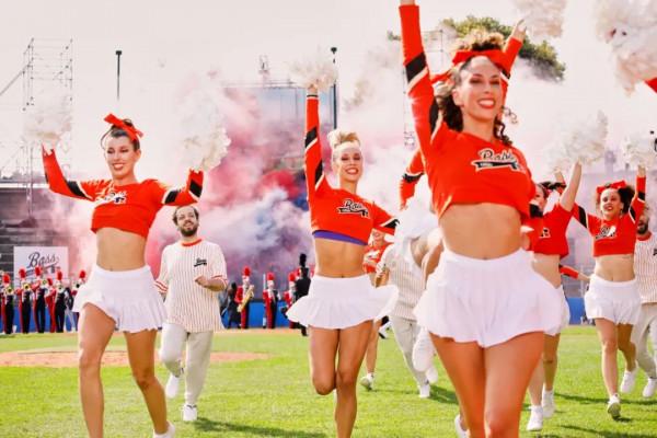 在棒球比賽場地看秀是種什麼體驗？