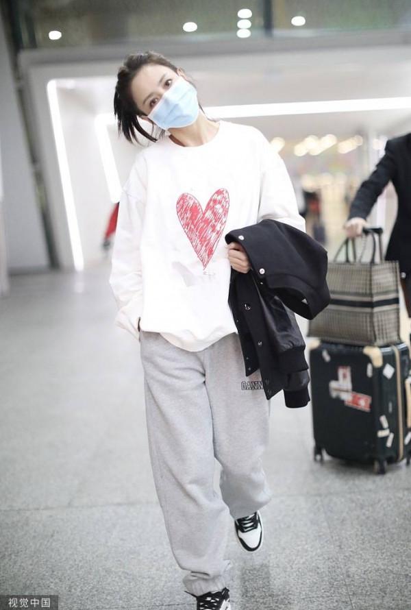 38歲佟麗婭扎馬尾穿愛心衛衣 歪頭搞怪少女感十足