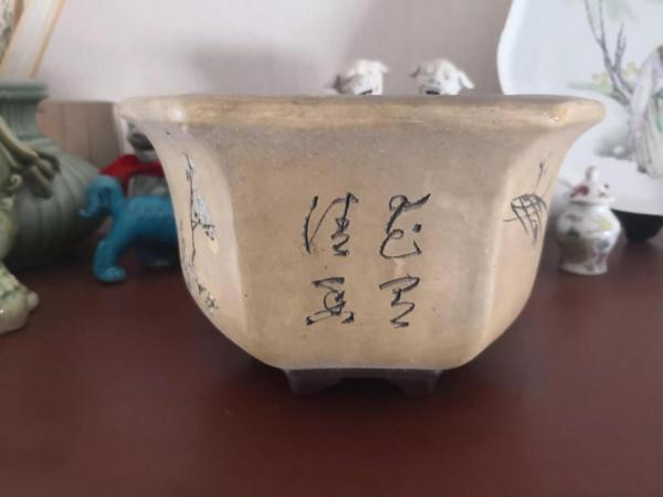 紫砂花盆賞析之六十一，七十年代粉漿點彩六角盆