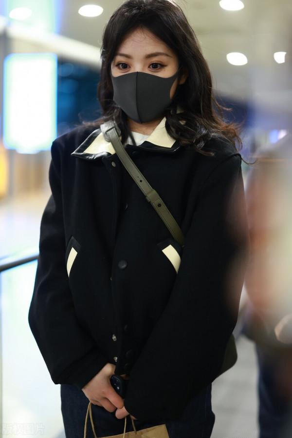 大眼萌妹田曦薇現身機場 浪漫卷發好似韓劇女主角