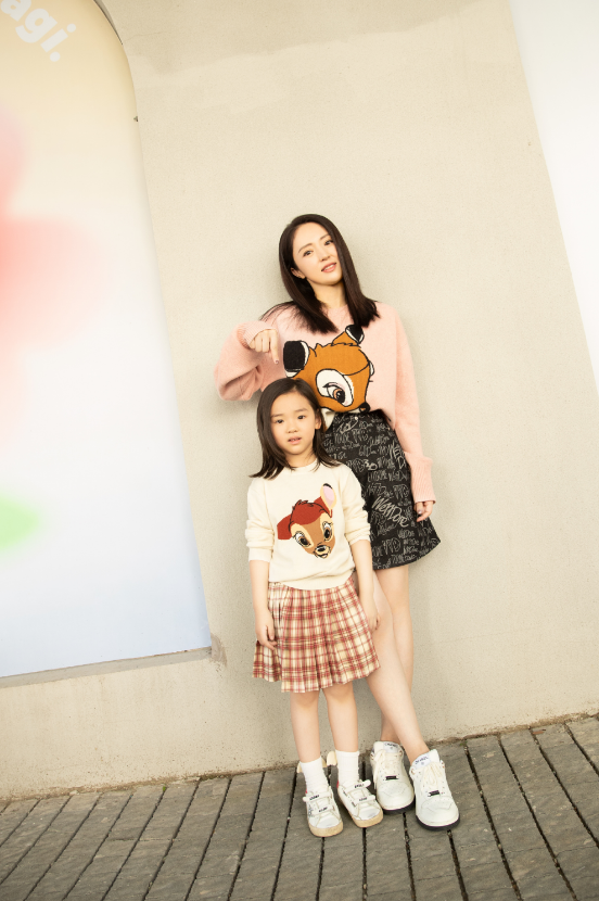 董璇女兒小酒窩繼承她的好氣質，對著鏡頭凹造型，比媽媽還有範兒