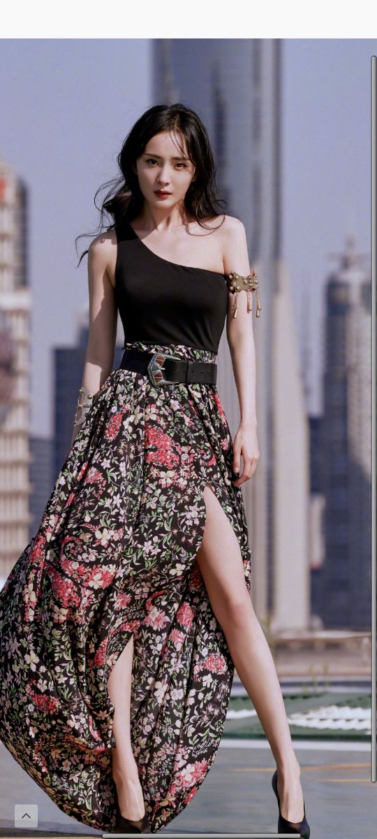 楊冪穿高開叉拼接禮服秀美腿，優雅不失時髦，心臟又被狙擊到了