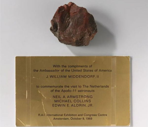 美國“送”給荷蘭的月球岩石是假貨？月岩變木化石，玩笑開大了